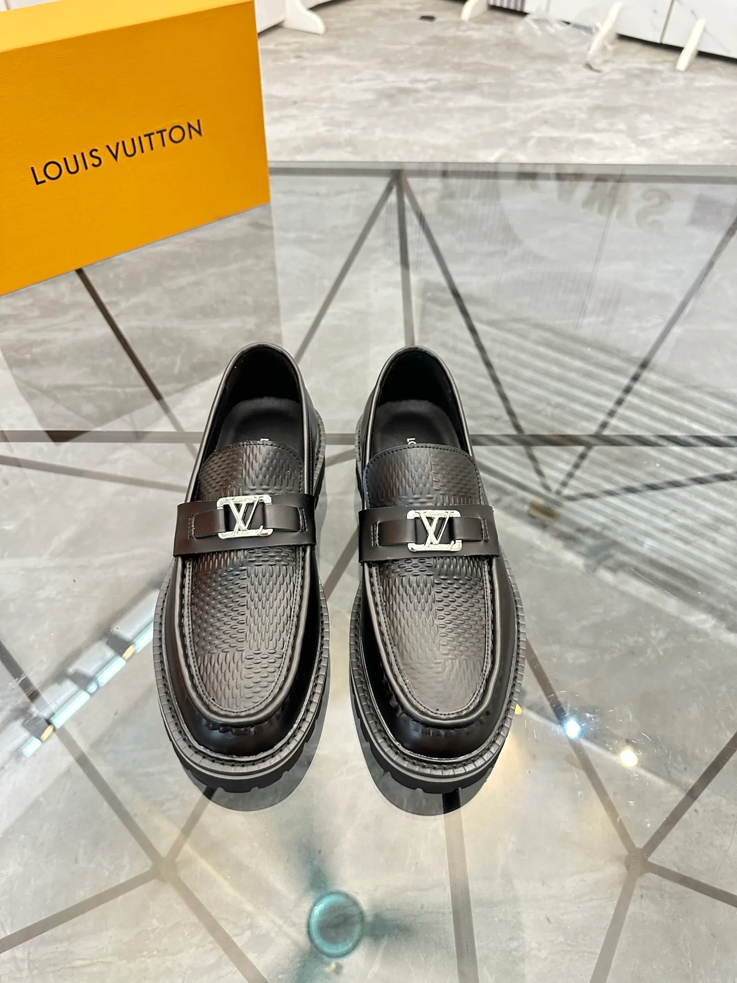 Selling men's shoes 💰: 💰P460¥ Product trademark: LV* "Louis Vuitton*" leather shoes Regular size: 40-45 (can be customized to 46) Product materials: imported cowhide upper, sheepskin lining, original outsole. Number: 558